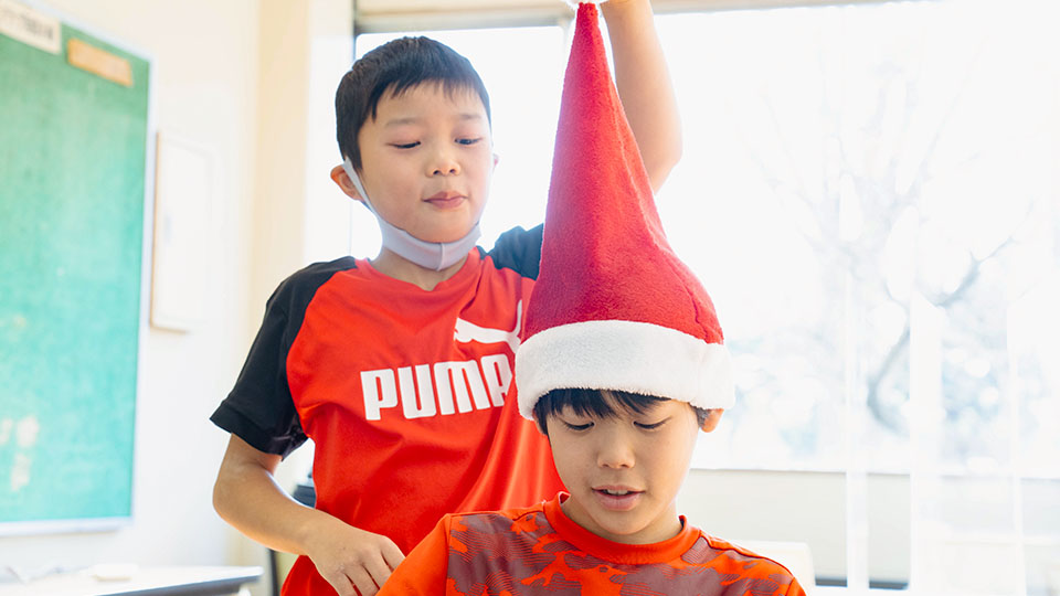 サンタの帽子で遊ぶ2人の受講生